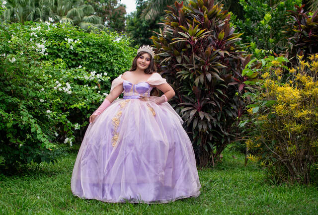 De pie junto a plantas rojas — Producciones Guzmán SV