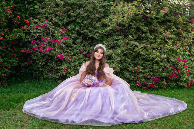 Sentada, pose relajada al atardecer — Producciones Guzmán SV